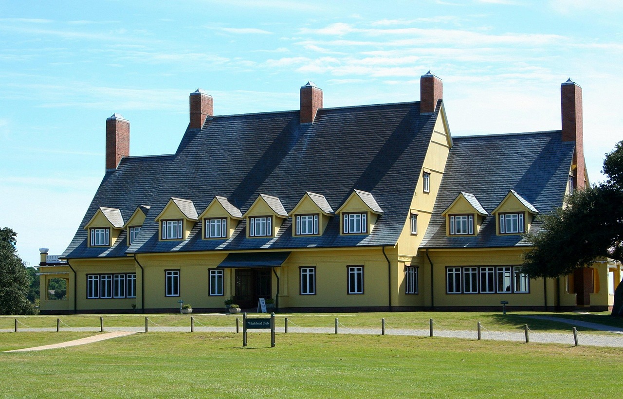 club di testa di balena, museo, casa storica, banche esterne, carolina del nord, america, storia, punto di riferimento, stati uniti d'america, finestre, architettura, attrazione, carolina, club, currituck, eredità, esterno, storico, restauro, turismo, vacanza, giallo, parco del patrimonio currituck, ritiro di caccia, corolla, stati uniti, visualizza, nord, parco, viaggio, destinazione