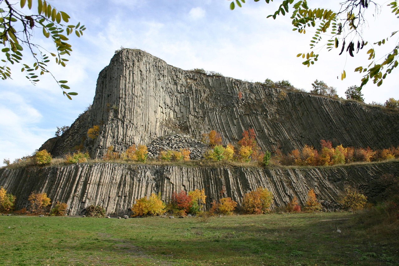 hegyestű, in the fall, the old quarry wall
