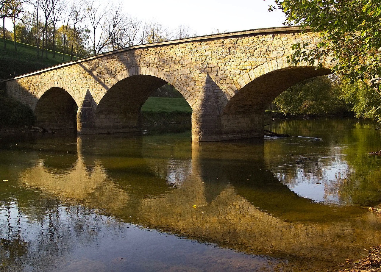 antietam, maryland, burnside γέφυρα, ορόσημο, ιστορικός, αρχιτεκτονική, φύση, έξω, ποταμάκι, ποτάμι, νερό, χώρα, εξοχή, αγροτικός, αντανακλάσεις, καλοκαίρι, άνοιξη, καφετί ποτάμι, καφέ γέφυρα