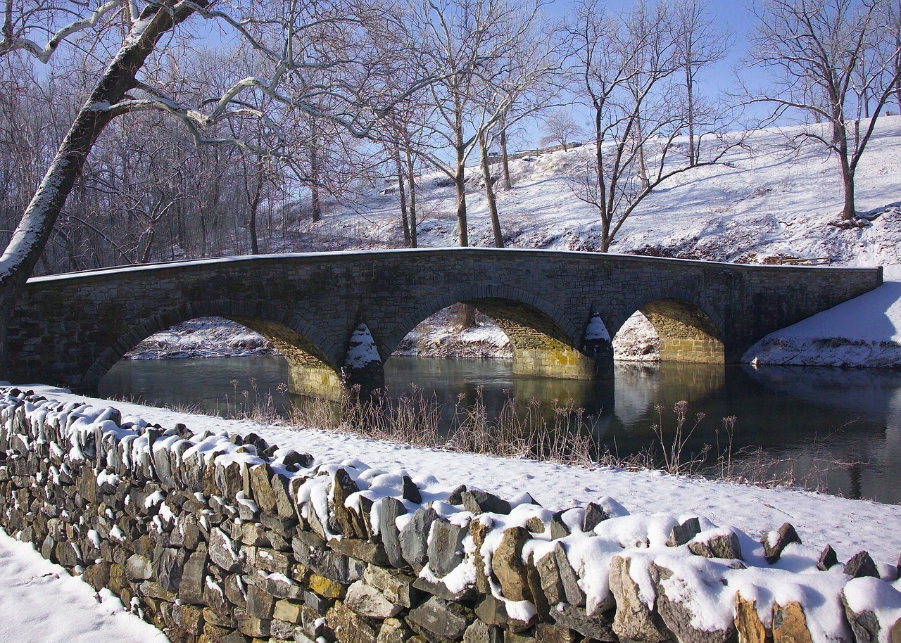 antietam, maryland, burnside γέφυρα, ορόσημο, ιστορικός, αρχιτεκτονική, φύση, έξω, ποταμάκι, ποτάμι, νερό, χώρα, εξοχή, αγροτικός, χειμώνας, χιόνι, πάγος, πέτρες, βράχια, τείχος, δέντρα