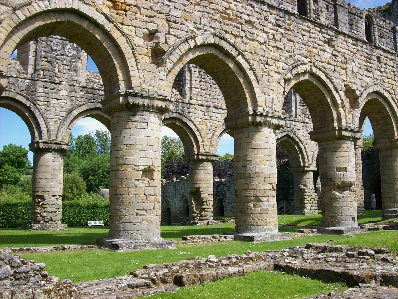 buildwas abbey, englanti, iso-britannia, sarakkeet, rauniot, jäännökset, historiallinen, maamerkki, kohteisiin, ruoho, kivi, kiviä, luonne, ulkopuolella, kesä, kevät, puita