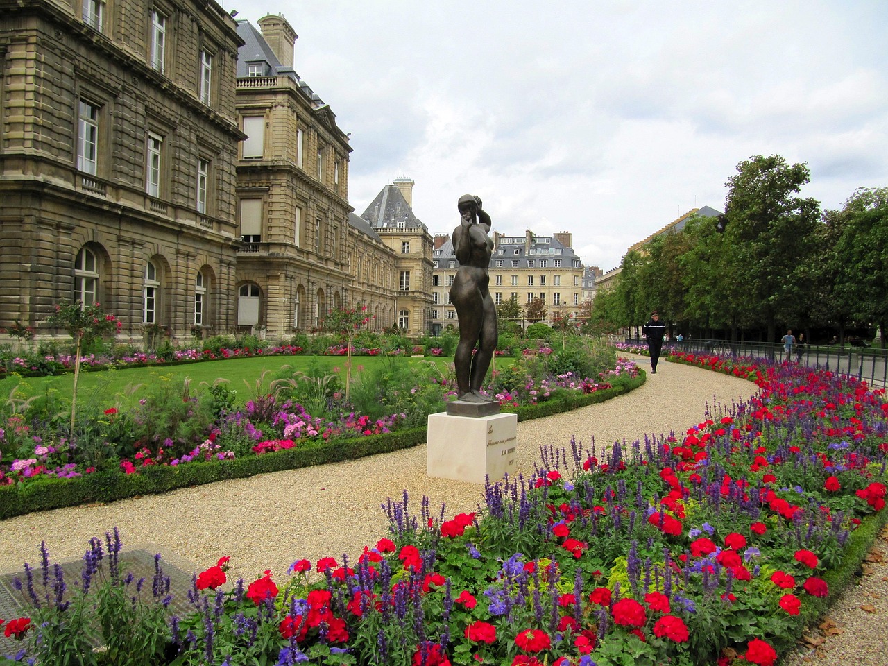 luxemburg, clădiri, structuri, arhitectura, trotuar, flori, tapet cu flori, statuie, sculptură, monument, flori fundal, om, natura, iarbă, cer, flori frumoase, nori, în afara
