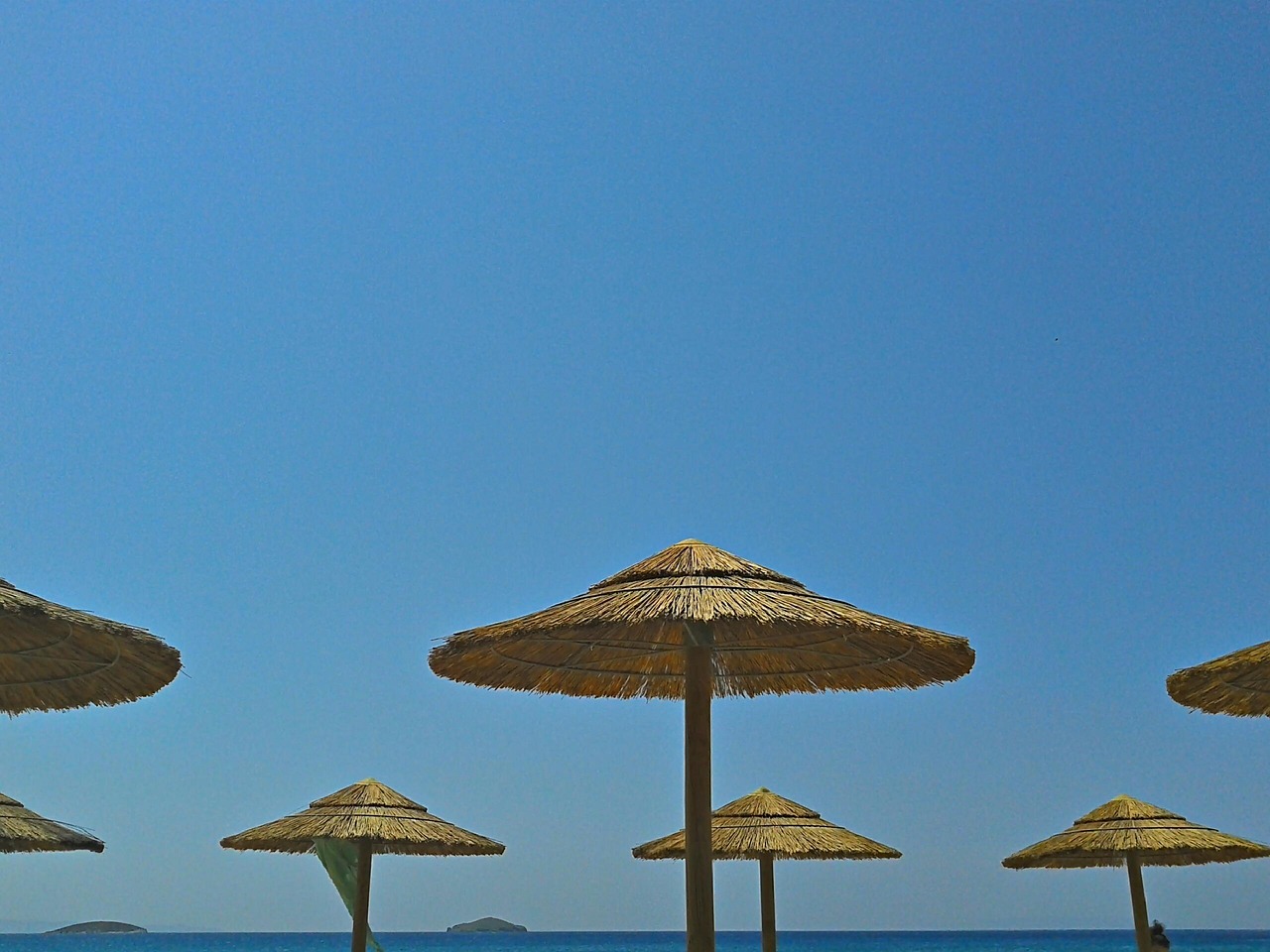 παραλία, andros, ελληνικά νησιά, όμορφες παραλίες, ομπρέλες, ελλάδα, φύση, μπλε, γαλάζιος ουρανός, ουρανός, θάλασσα, καλοκαίρι, μπλε ομπρέλα