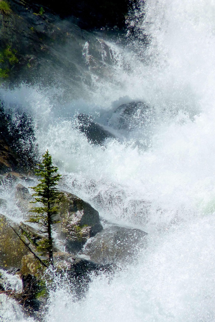 water plons, spetterend, water, wit, watervallen, rotsen, rotsachtig, stenen, natuur, bomen, naar beneden te kijken, awesome, keer bekeken, spectaculaire, golven, vallen, toneel, landschap, stroomversnellingen, stromend, krachtig, nat, natuurlijk