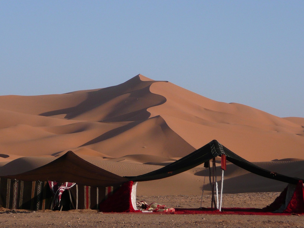 púšť, tábor, maroko, prírody, afrika, marroc, piesok, piesočné duny, piesočná duna, sahara, sucho, žltá, slnko, krajina, tuareg, dobrodružstvo, dobrodružné svety