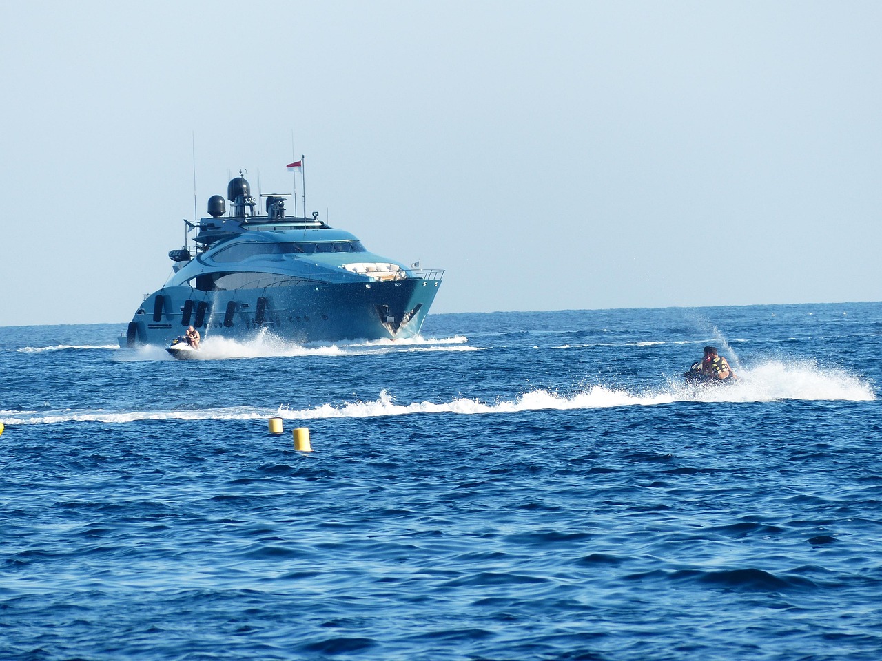 yat, tekne, gemi, powerboat, deniz, göl, lüks, varlık, zengin, doğa, lüks yat, tatil tekne, eğlence gemi, motor yat, nakliye, su, okyanus, tekne yarışı, sürat teknesi, büyük, jet ski, su ulaştırma, koşuşturma