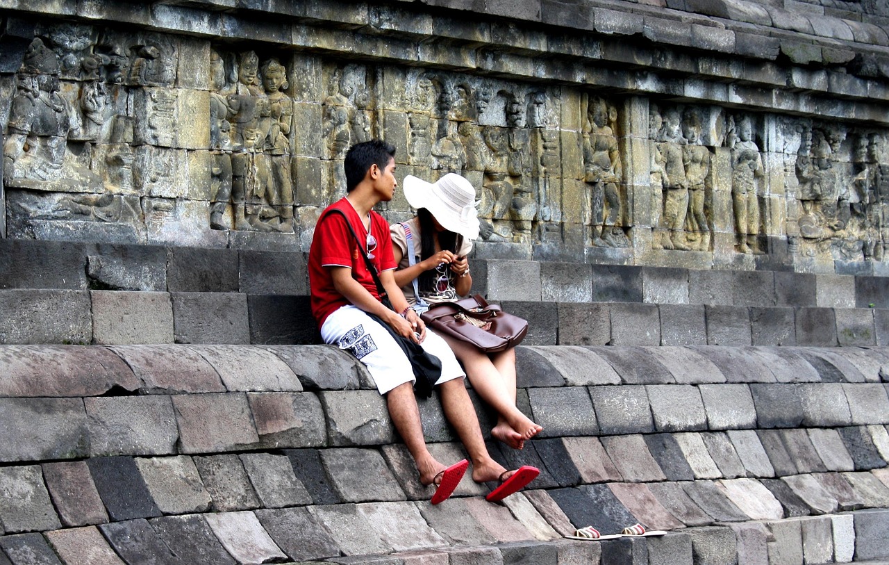 par, pojke, flicka, sammanträde, vilar, personer, java, indonesiska, budha, buddhist, buddhistiska tempel, tempel, stupa, sten, historia, världsarv, arkitektur, gamla byggnader, stenen stiftelsen, arv, historisk, byggnad, landmärke, grå historia