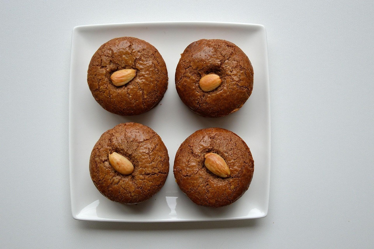 taarten, snacks, chocolaatjes, voedsel, eetbaar, brown, gebakken, vier, heerlijk, wit, platen, tafel, gebakje, desserts, bakkerij, cafe, restaurant, keuken, smaakvol, zoet, suikerachtig