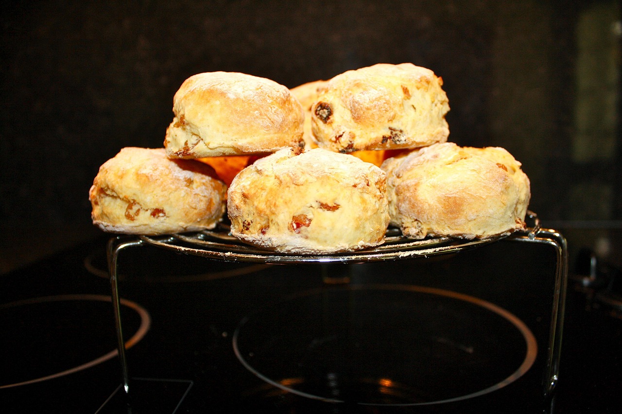 sconen, taarten, brood, zoet, desserts, snacks, enkele portie, snel, voedsel, eetbaar, heerlijk, smaakvol, licht, brown, korst, gebakken, donkere achtergrond, zwarte achtergrond, traditioneel, helder, fijnproevers, gekookt, zwarte koken, zwarte taart, zwart brood, zwart dessert