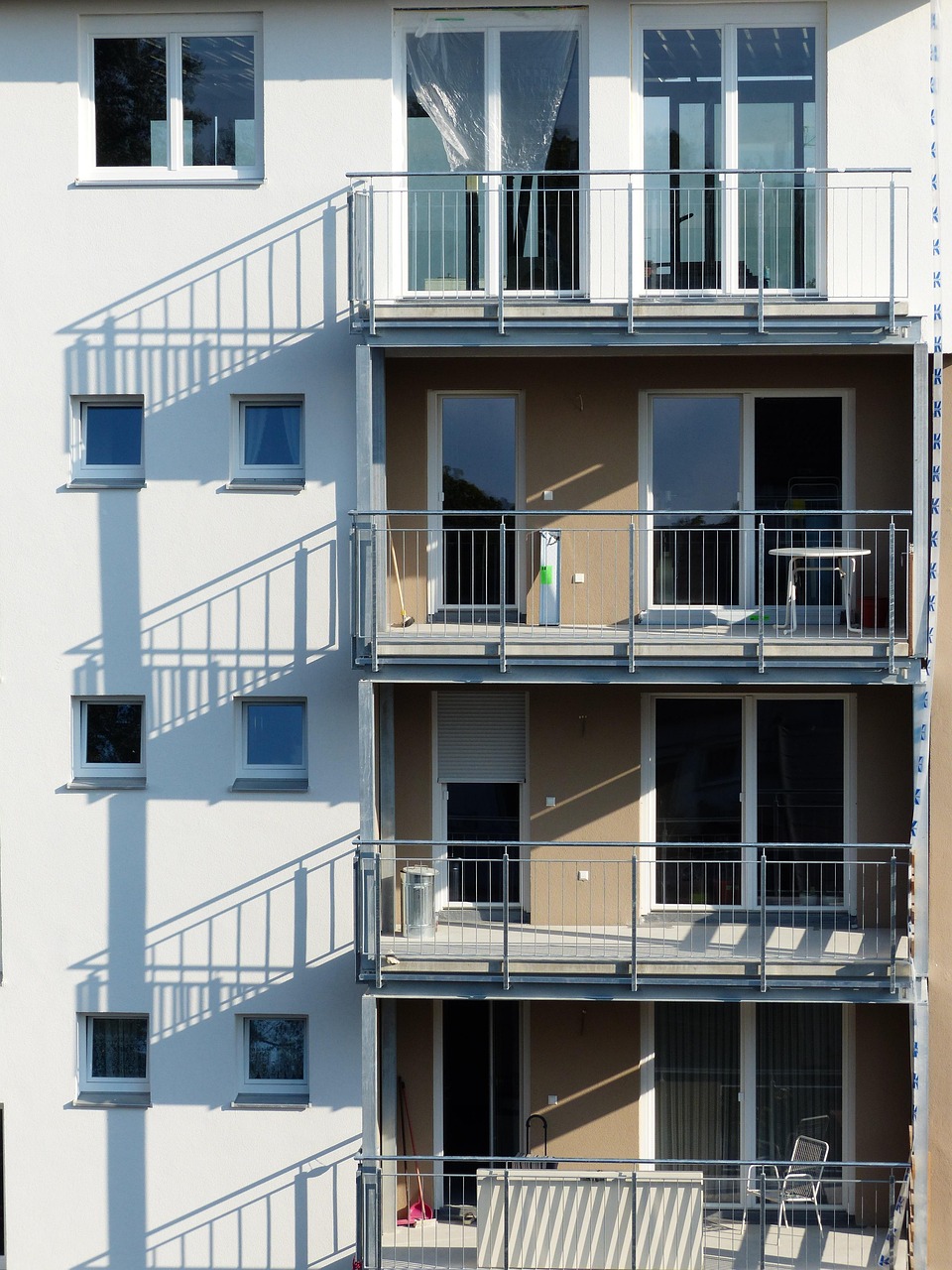 fasad, balkonger, byggnad, fönster, arkitektur, hus, lägenheter, bostadshus, skuggan, ljus, skuggspel, räcke