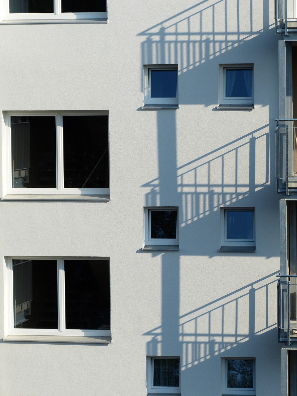 fasad, balkonger, byggnad, fönster, arkitektur, hus, lägenheter, bostadshus, skuggan, ljus, skuggspel