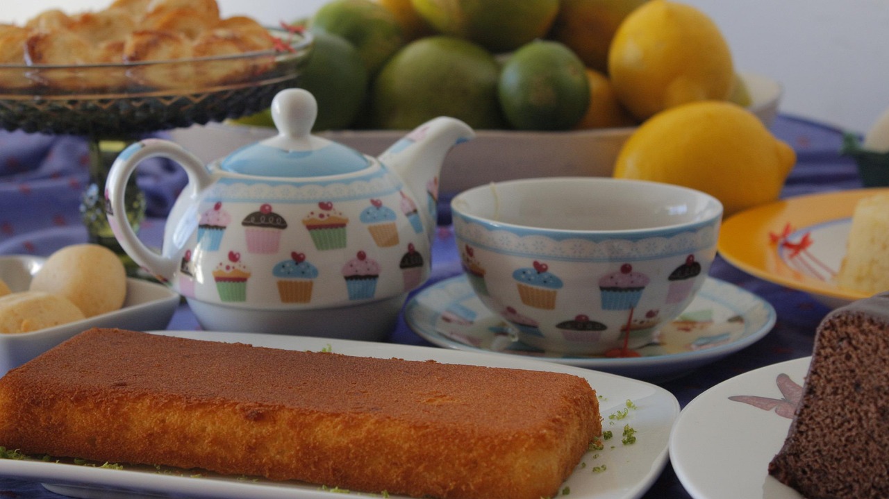 taarten, snacks, theekopjes, snoepgoed, desserts, fruit, smaakvol, heerlijk, maaltijden, voedsel, portie, dienen, tafels, ontbijt, traditioneel, keuken, eigengemaakt, vers, gebakken, bruine thee, bruin snoep, bruine ontbijt