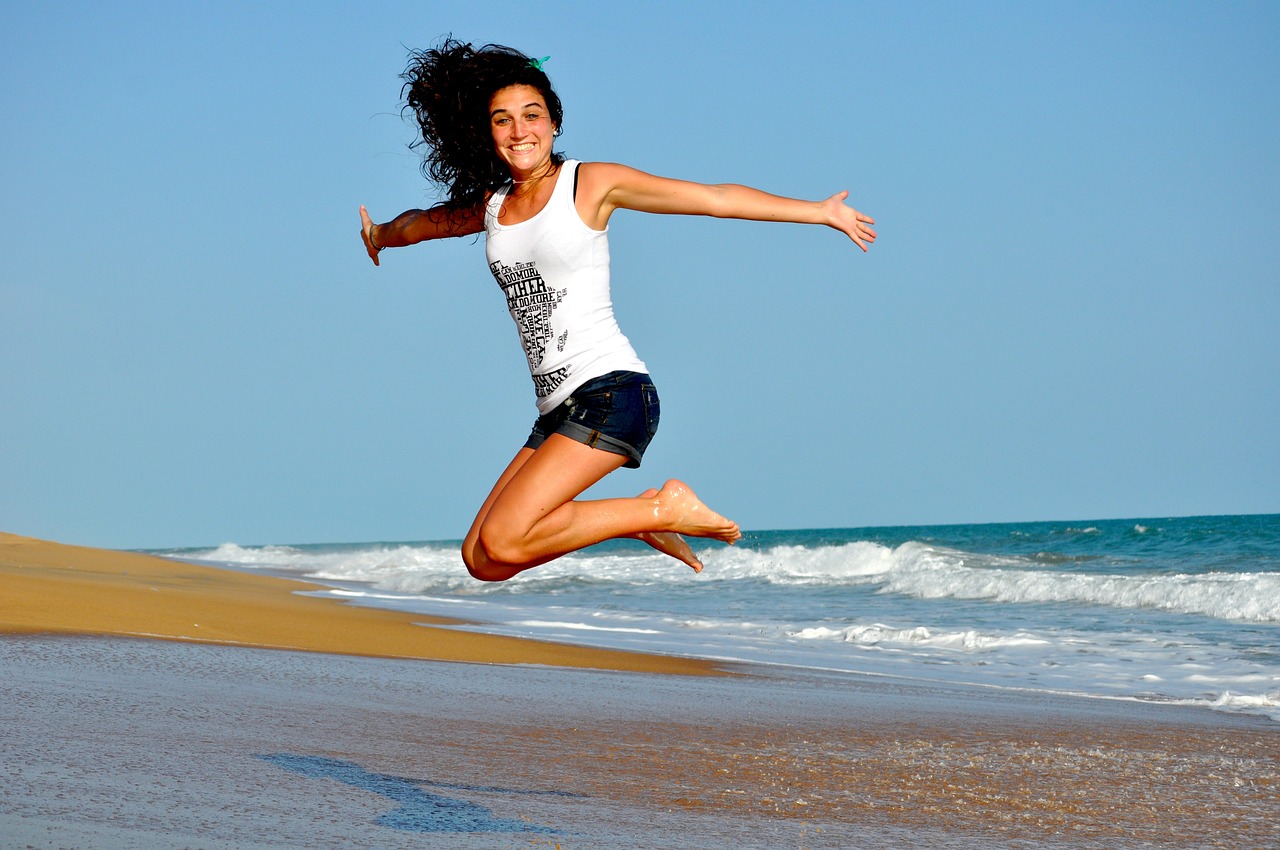 mulher, praia, pular, mulher feliz, fêmea, feliz, sorridente, sorriso, ondas, areia, mar, natureza, oceano, ondas do oceano, morena, mulher morena, garota saltitante, costa, beira mar