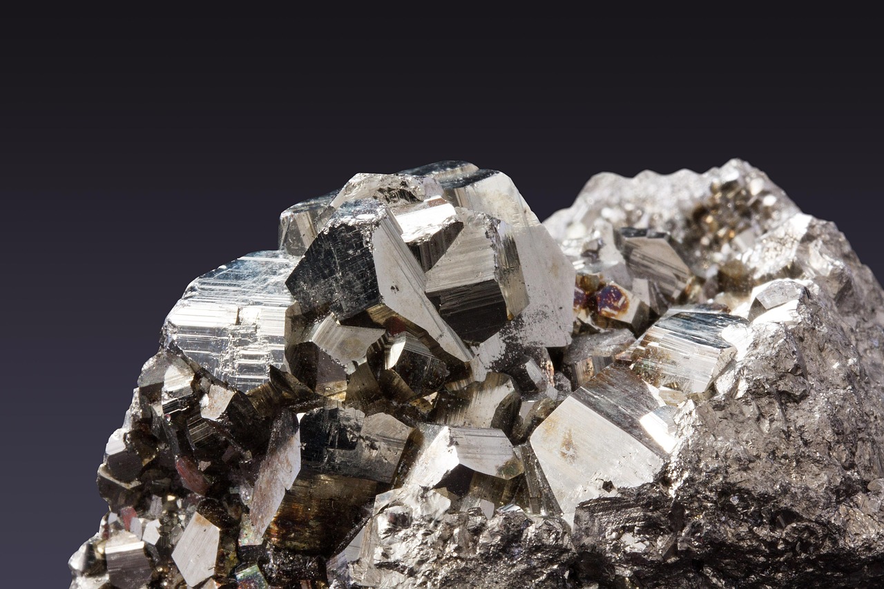 pyrit, schwefelkies, katzengold, mineral, sulfide, eisen, schwefel, idiomorphe kristalle, pentagondodekaedern, glitzern, eisen, eisen, eisen, eisen, eisen