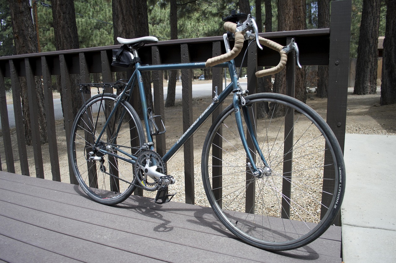 cykel, cykling, vägcykel, tävlingscykel, sport, roligt, aktivitet, rida, ridning, lopp, tävlings, fritid, rekreation, övning, cykla, cyklist, hjul, hälsosam, aktiva, passa, transport, hastighet, trampa, pedaler, grå utöva, grå friska, grå cykel, grå kul