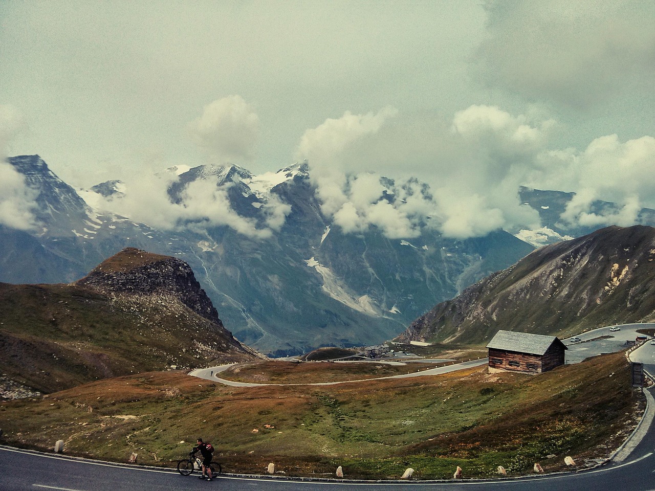 alpen, weg, doorgang, bochten, landschap, berg, natuur, europa, groente, buitenshuis, top, panorama, bergen, heuvels, kliffen, fiets, fietser, huis, velden, gras, wolken, lucht, pieken, valleien