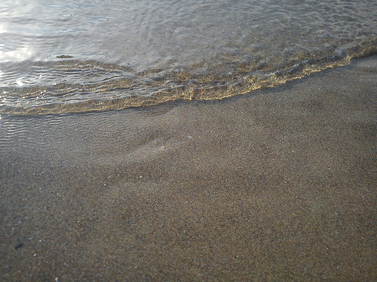 welle, glasklar, wasser, natur, strand, sand, körner, sandkörner, sandstrand, meer, klein, licht, reflexion, glanz, glänzen, glatt, klar, durchsichtig, stoßwelle, detailaufnahme