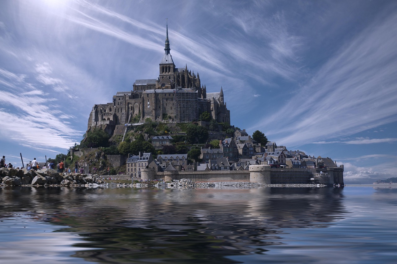 mont saint michel, frankrike, normandie, europa, arkitektur, landmärke, kloster, ö, gotiska, arv, katedral, tidvatten, turist attraktion, fästning, natur, slott, historisk, turistiskt, religion, pilgrimsfärd, kyrka, vatten, byggnader, känd, resa, kristendomen, religiös, gammal, digital komponering, blå himmel, moln, blått vatten, blå resor, blå moln, blå byggnad, blå kyrkan, blå digital, blue castle, blå gammal, blue island