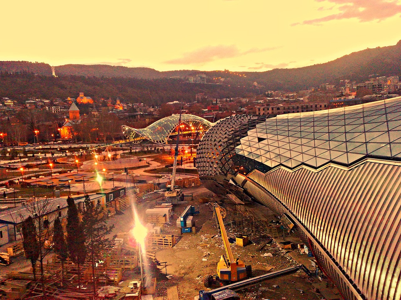 tbilisi, europa, georgia, viaggio, punto di riferimento, est, urbano, visualizza, cattedrale, cultura, antica, paesaggio urbano, panorama, collina, vecchio, kura, nazione, mtkvari, monumento, religione, calcolo, ponte, turista, montagna, centro, città, turismo, architettura, costruzione, chiesa, caucaso, destinazione, capitale, tiflis, la pace, tradizionale, storico, eredità, casa, fortezza, unesco, quadrato, narikala, cielo, orientale, meidano, cupola, abanotubani, panoramico, all'aperto, asia, mondo, santo, transcaucasia, famoso, tetto, orizzonte, strada, superiore, aria, storia, punto di vista, tramonto, quartiere, esterno, parco, scenico