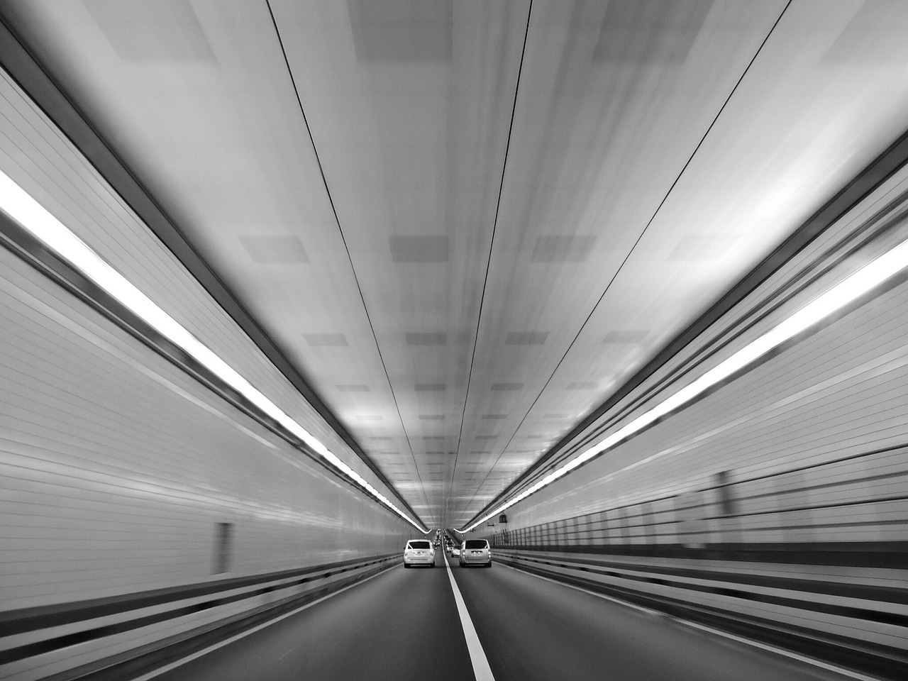 väg, tunnel, bilar, körning, svartvitt, grå bil, grå road