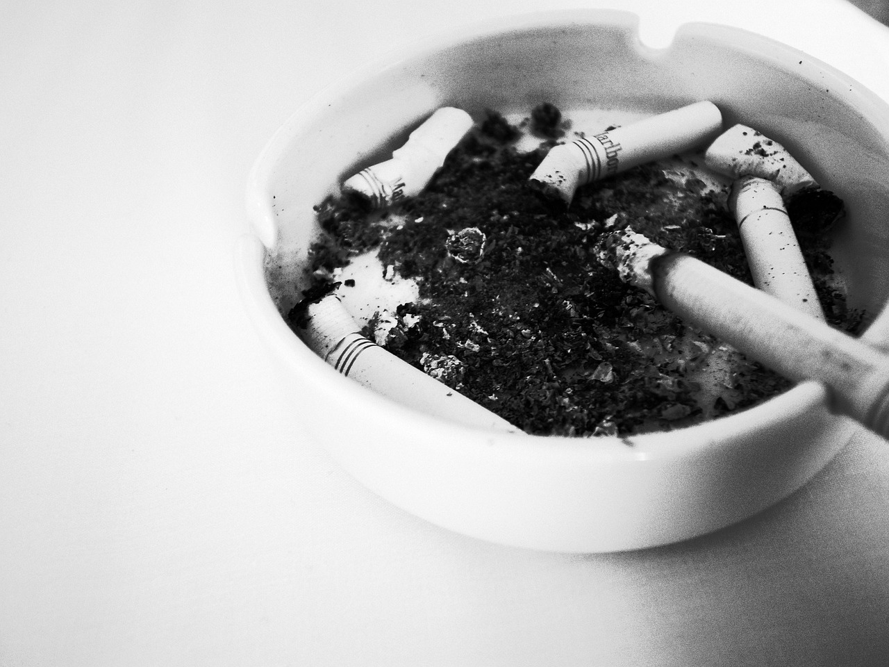 ashtray, cigarette, marlboro, ash, black and white