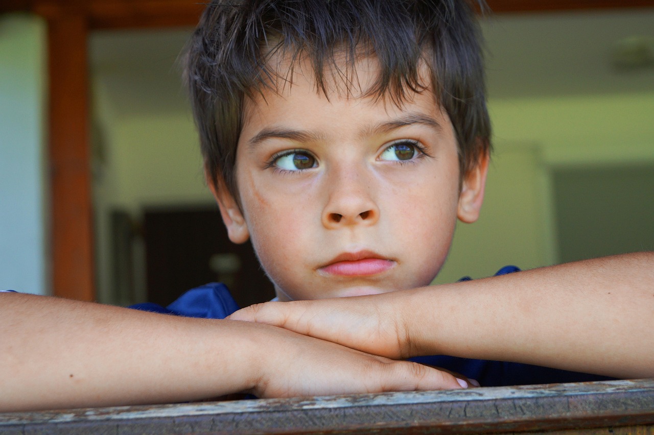 kind, junge, mensch, person, traurigkeit enttäuschung, hoffnung, glaube, sohn, gefühle