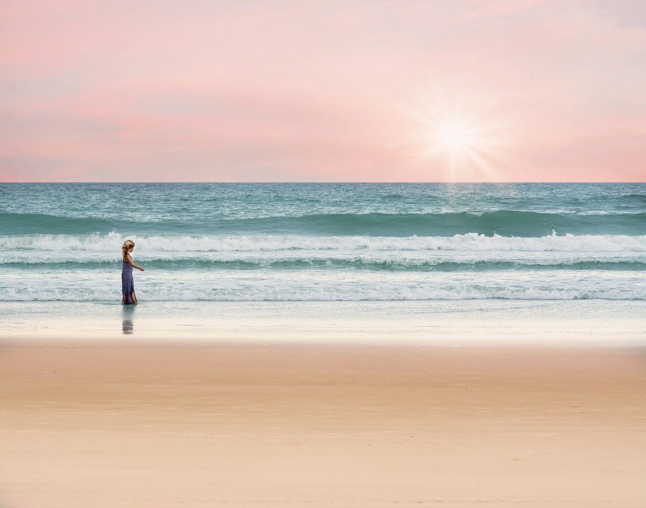 garota, andando, praia, areia, praia de areia, costa, beira mar, litoral, ondas, ondas do oceano, pôr do sol, crepúsculo, horizonte, natureza, paisagem marítima, oceano, mar, agua, sol, tropical, céu