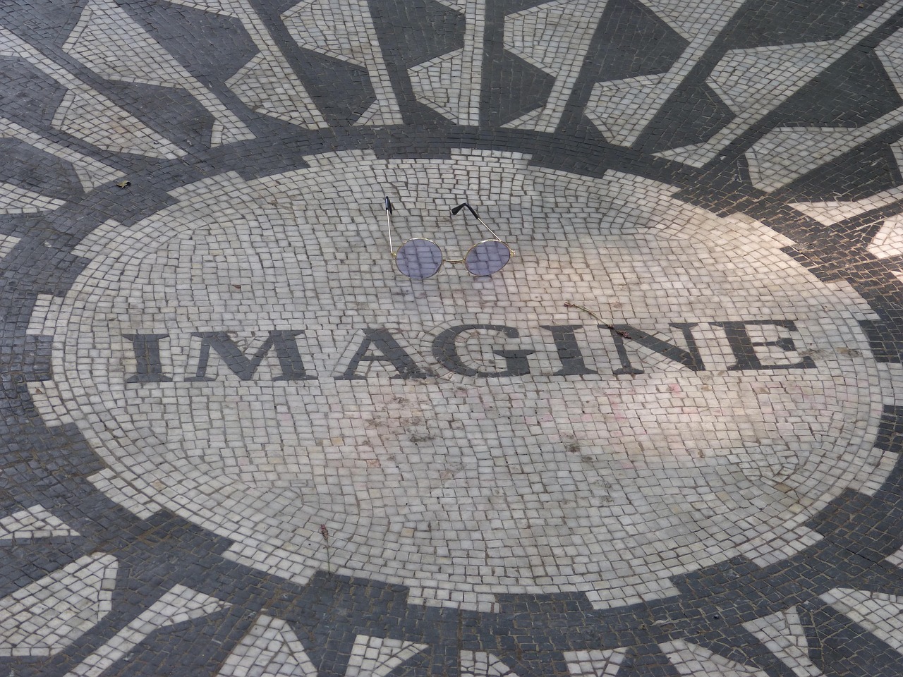john lennon, imaginez, champs de fraises, parc central, new york, new york city, les beatles, manhattan, tourisme, lunettes john lennon, lunettes rondes, repère, musicien, attraction, mémorial, paix, paix grise, mémoire grise