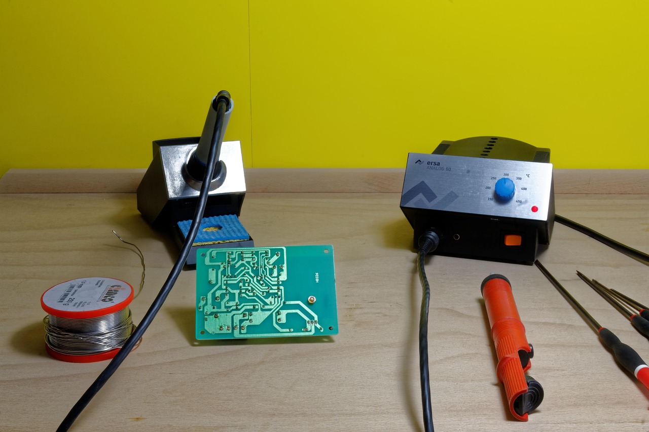löten, lötstation, zinn, platine, elektronik, elektrotechnik, technik, stromkreis, elektroniker, leiterbahn, schraubendreher, schraubenzieher, feinmechanik, löten, löten, löten, löten, löten, lötstation, elektrotechnik, stromkreis, stromkreis, schraubenzieher, feinmechanik