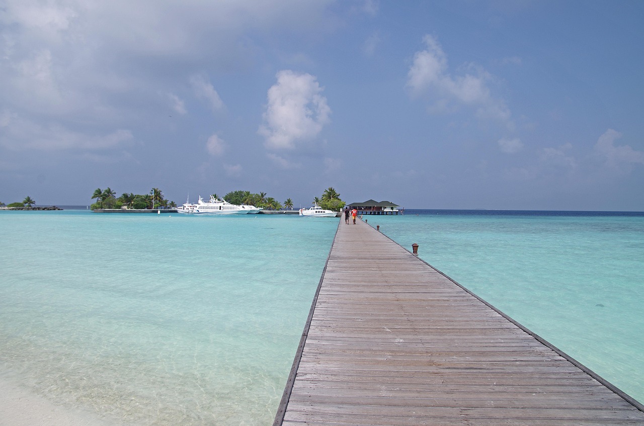 malediven, paradiesinsel, wassertaxi, seebrücke, blaues wasser