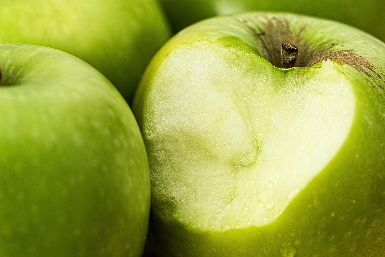 zelené jablko, hrýsť, jedlo, jablko, ovocie, občerstvenie, organické, prirodzené, zdravý, vitamín, výživa, šťavnaté, diéta, sladké, chutné, zväčšenie
