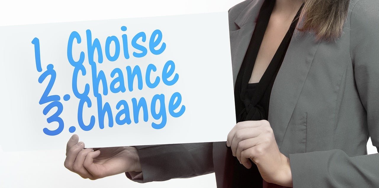 frau, schild, präsentieren, wahl, auswahl, chance, gelegenheit, wechsel, veränderung, entscheidung, wahlmöglichkeit, alternative, hand, wählen, option, reihenfolge, geschäftsfrau, chance, chance, chance, chance, chance, wechsel, veränderung, veränderung