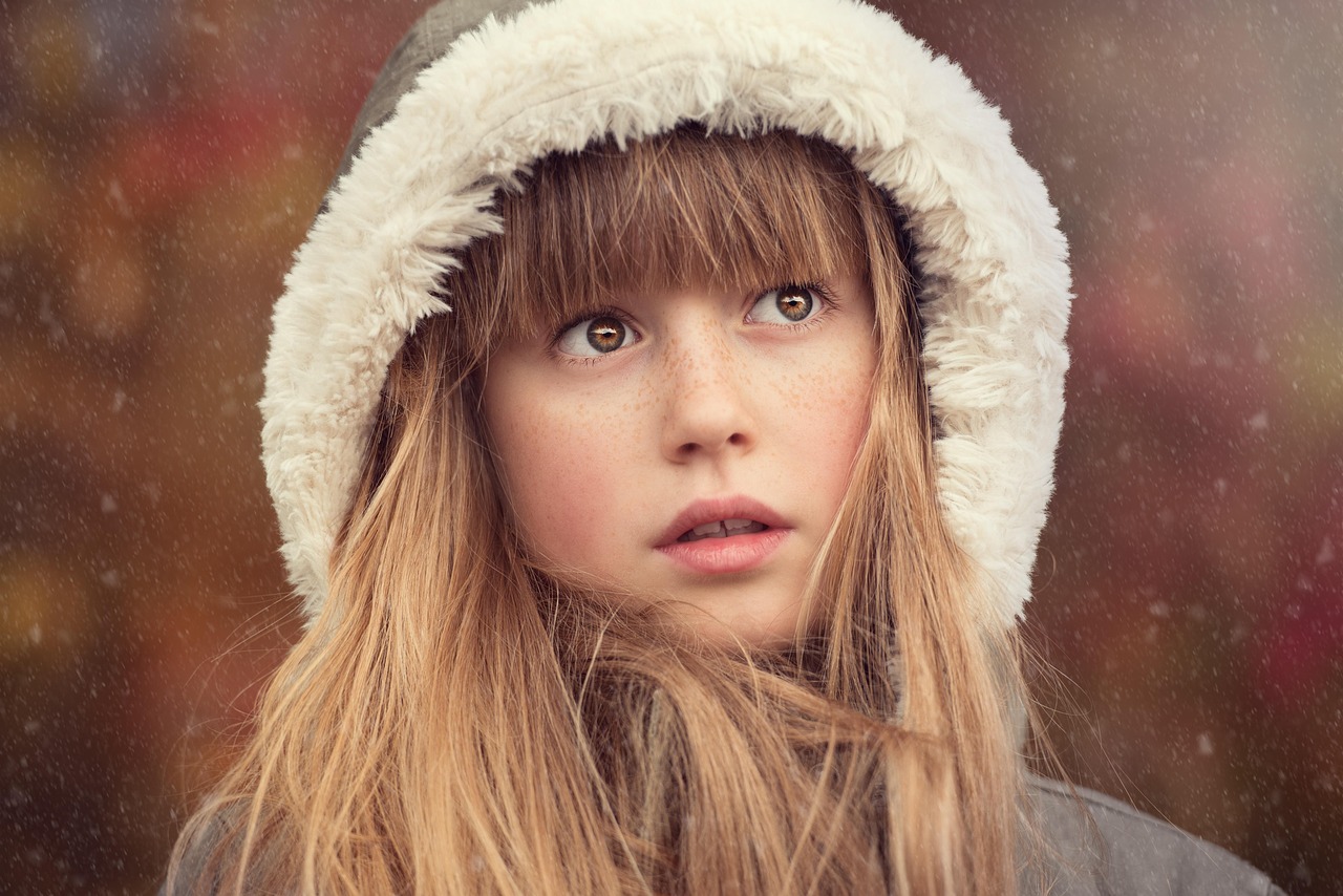 persoon, menselijk, vrouwelijk, meisje, gezicht, zeer, lang haar, hoofddeksel, kap, winter, buitenshuis, sneeuwvlokken, portret, close-up