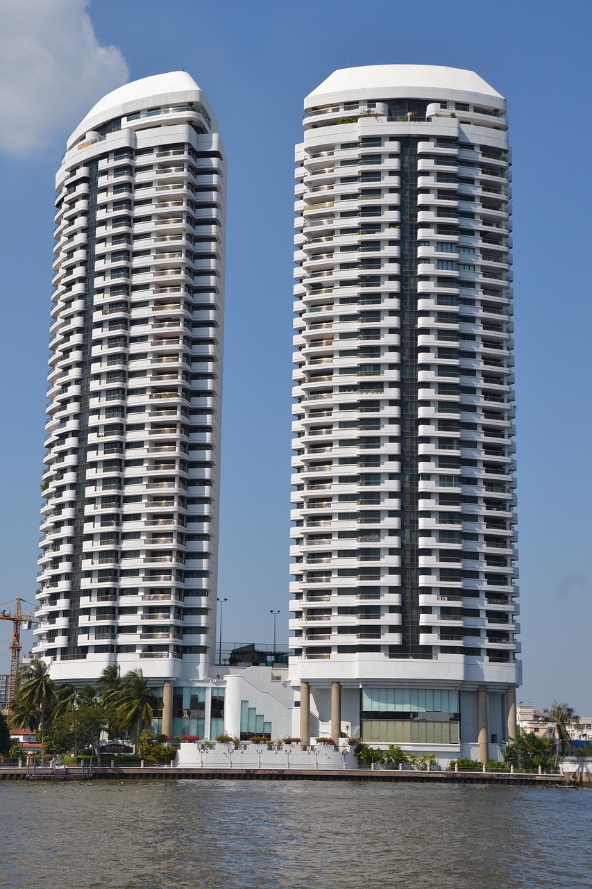 wohnungen, hochhaus, hotel, gebäude, stadt, urban, himmel, wolkenkratzer, modern, konstruktion, architektur, hoch, erhebt euch, turm, blau, haus, eigentumswohnung, natur, residenz, stadtbild, anwesen, außen, heimat, eigentum, teuer, entwicklung, gehäuse, wohn, stadthaus, luxus, blauer himmel, block, anlage, gehoben, balkon, realty, hohes gebäude, zwei, doppelt, weiß, fenster, ansicht, raum, struktur, architektonisch, niemand, leben, stil, zeitgenössisch, grau hause, graues haus, grau bau, grau balkon, gray hotel