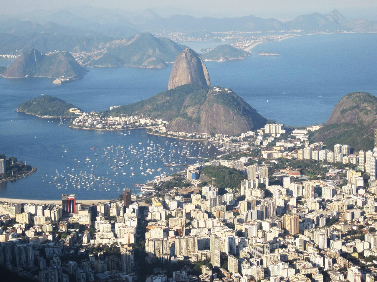 rio, kilátás a corcovado -ról, cukorsüveg, botafogo, lélegzetelállító, tájékozódási pont, természet, kék, brasil, brazília, ünnep, nézőpont, tájkép, öböl, egzotikus, gyönyörű, napos, távoli látás, impozáns, lélegzetelállító kilátás, panoráma, híres, érdemes megnézni, városnézés, rio mérföldkő, ismert, rio de janeiro, egyedi, fantasztikus, város, nagyváros, világhírű, brazília második legnagyobb városa, guanabara öböl, világváros, szamba metropolisz