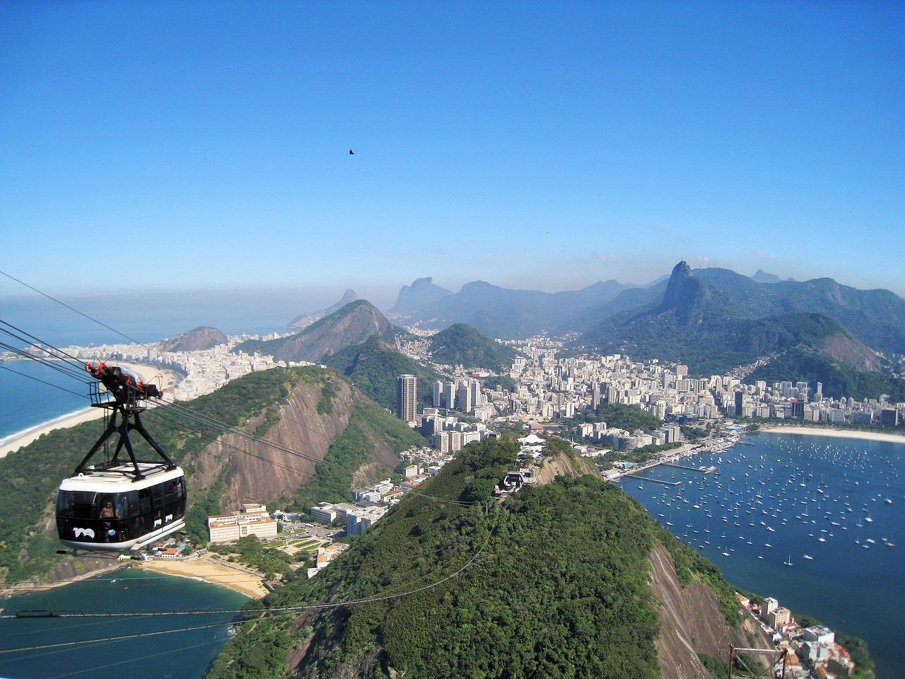 rio, kilátás a cukor cipóból, lélegzetelállító, corcovado, kilátás a corcovado -ra, kilátások, tájékozódási pont, természet, kék, brasil, brazília, ünnep, nézőpont, tájkép, öböl, egzotikus, gyönyörű, napos, távoli látás, impozáns, lélegzetelállító kilátás, panoráma, híres, érdemes megnézni, városnézés, rio mérföldkő, ismert, rio de janeiro, egyedi, fantasztikus, város, nagyváros, világhírű, brazília második legnagyobb városa, copacabana, világváros, szamba metropolisz, sikló, zuckerhut felvonó