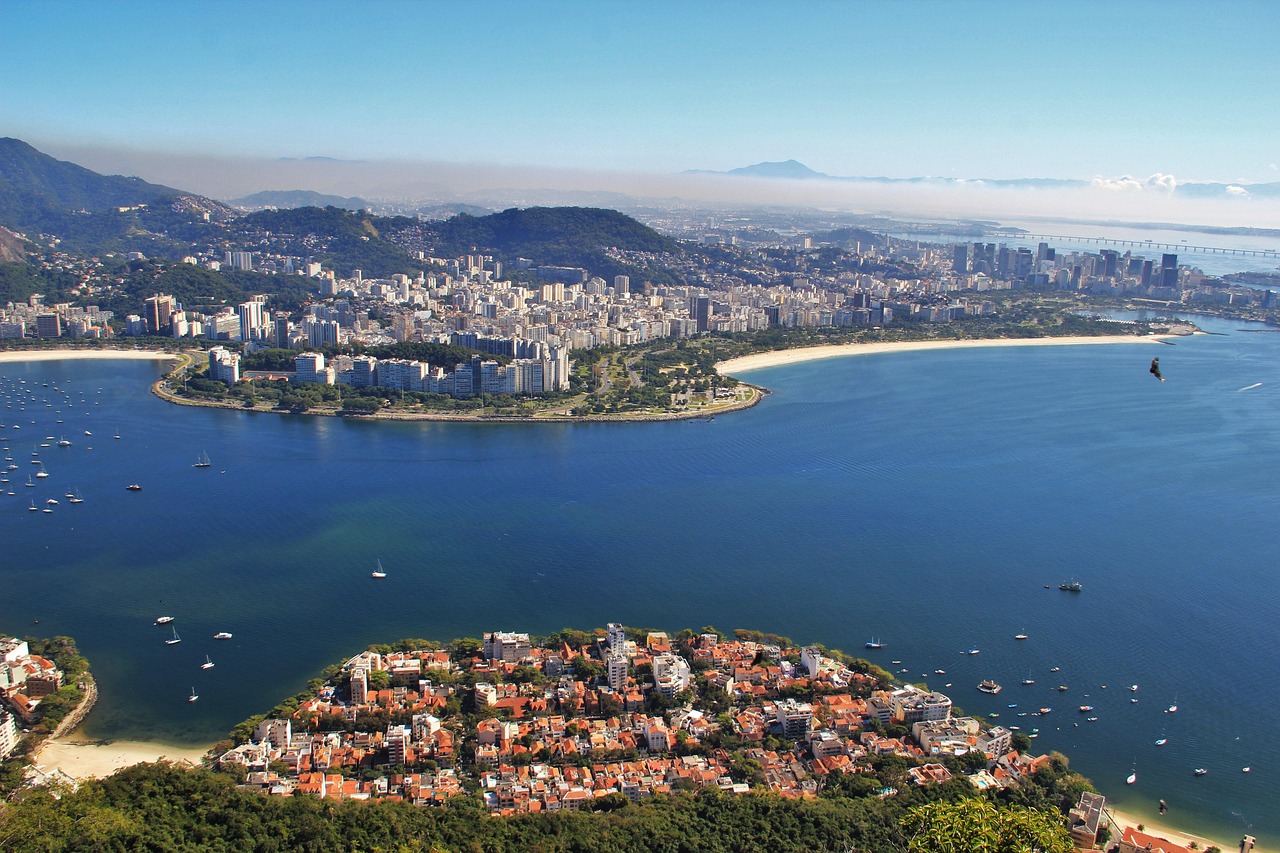 kilátás a cukor cipóból, kilátás a guanabara -öbölre, rio, lélegzetelállító, cukorsüveg, tájékozódási pont, természet, kék, brasil, brazília, ünnep, nézőpont, tájkép, öböl, egzotikus, gyönyörű, napos, távoli látás, impozáns, lélegzetelállító kilátás, panoráma, híres, érdemes megnézni, városnézés, ismert, rio de janeiro, egyedi, fantasztikus, város, nagyváros, világhírű, brazília második legnagyobb városa, világváros, szamba metropolisz