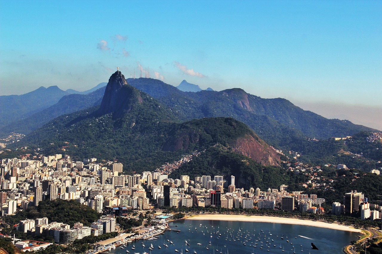 rio de janeiro, kilátás a corcovado -ra, lélegzetelállító, corcovado, kilátás a cukor cipóból, kilátások, tájékozódási pont, természet, kék, brasil, brazília, ünnep, nézőpont, tájkép, öböl, gyönyörű, napos, távoli látás, impozáns, lélegzetelállító kilátás, panoráma, híres, érdemes megnézni, városnézés, rio mérföldkő, ismert, rio, egyedi, fantasztikus, város, nagyváros, világhírű, brazília második legnagyobb városa, világváros, szamba metropolisz, kerületi botafogo, favelas, guanabara öböl, favelas a hegyekben, rio favelas