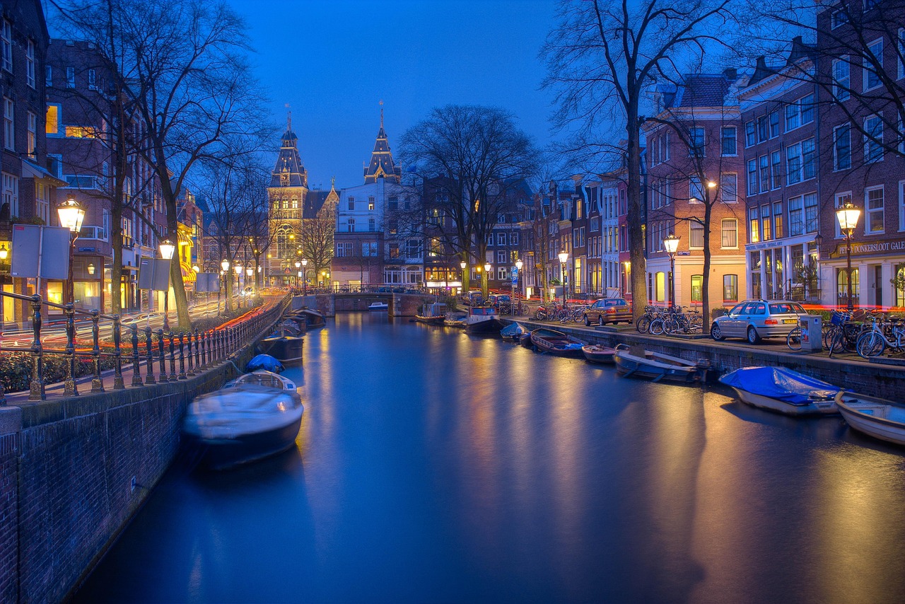 amsterdam, hd tapety, noc, kanál, windows tapety, tapety 4k, večer, tapeta na zeď, tapety na mac, město, osvětlené, noční světla, cool pozadí, 4k tapety, krásná tapeta, tapety na notebook, 4k tapeta 1920x1080, pozadí pracovní plochy, tapety zdarma, tapety v hd, město světla, pozadí zdarma, sloupy a stožáry, pouliční osvětlení, full hd tapety, lodě, říční čluny