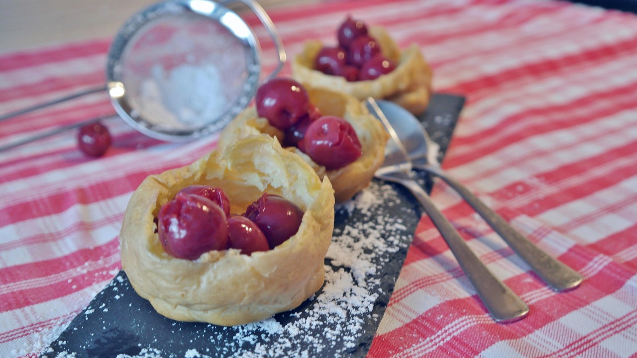 windbeutel, gebäck, backen, backwaren, lecker, brandteig, süß, schlemmen, kirschen, essen, dessert, kuchen, lebensmittel, nachspeise, süßspeise, zucker