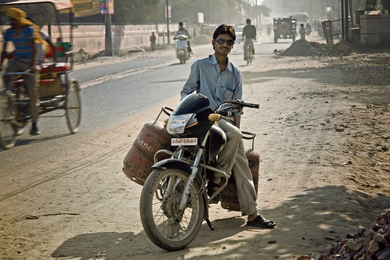 motor, mann, indien, asien, reisen, vrindavan, straße, person, transport, menschen, jung, freiheit, männer, erwachsene, geschwindigkeit, sommer, gas, natur, braun-straße