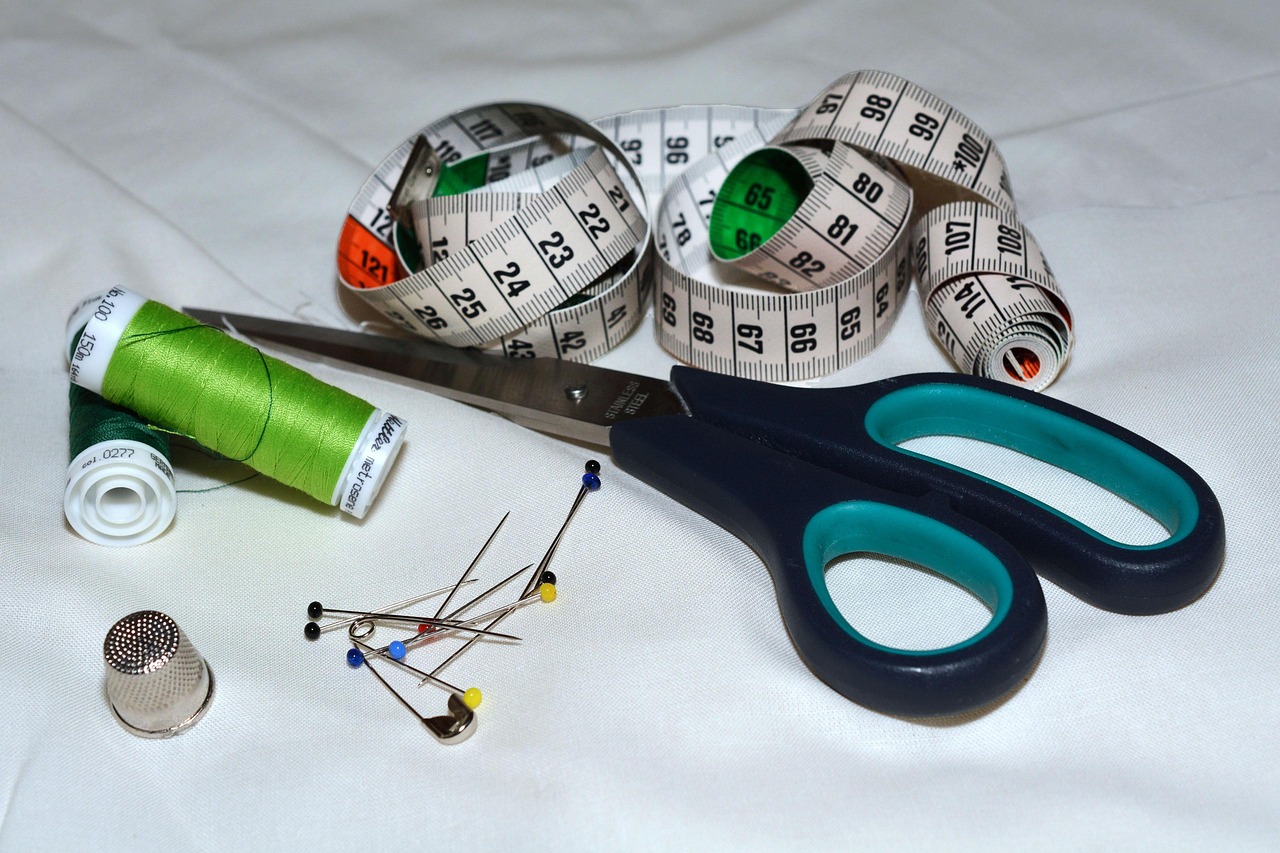 schere, messband, faden, nadeln, fingerhut, nähen, nähware, schneidern, schere, nähen, nähen, nähen, nähen, nähen, schneidern