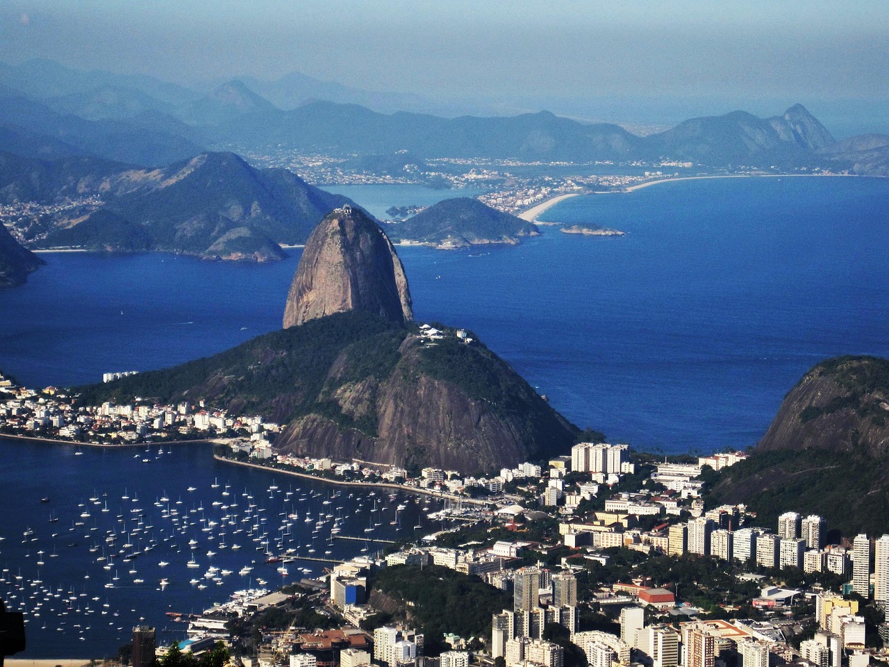 cukorsüveg, kilátás a corcovado -ról, rio, botafogo, lélegzetelállító, tájékozódási pont, természet, kék, brasil, brazília, ünnep, nézőpont, tájkép, öböl, gyönyörű, napos, távoli látás, impozáns, lélegzetelállító kilátás, panoráma, híres, érdemes megnézni, városnézés, rio mérföldkő, ismert, rio de janeiro, egyedi, fantasztikus, város, nagyváros, világhírű, brazília második legnagyobb városa, guanabara öböl, világváros, szamba metropolisz, nyaraló ország, kilátások, előretekintés, nagyon szép, kilátás a cukor cipó, házak, természeti csodák