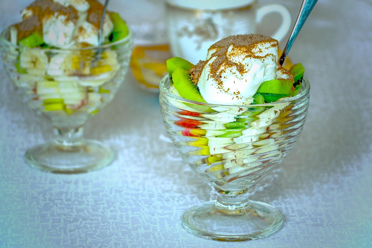 kiwi, kermavaahtoa, suklaa, päärynä, banaani, ananas, apple, makea välipala terveellinen herkku, makeiset, hedelmiä, jälkiruoka, makea ruokalaji, ruokaa, lapsi, keittiö
