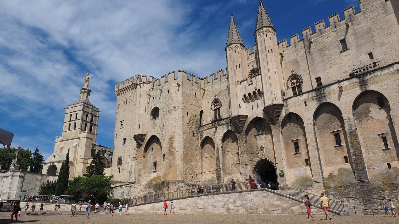avignon, pápežský palác, mesto, centrum mesta, mestský život, francúzsko, budova, architektúra, prehliadka mesta, turistická atrakcia, impozantný, južné francúzsko, medzník, vorplatz, mestské námestie, turistov, obrovský, pôsobivo, opevnenia