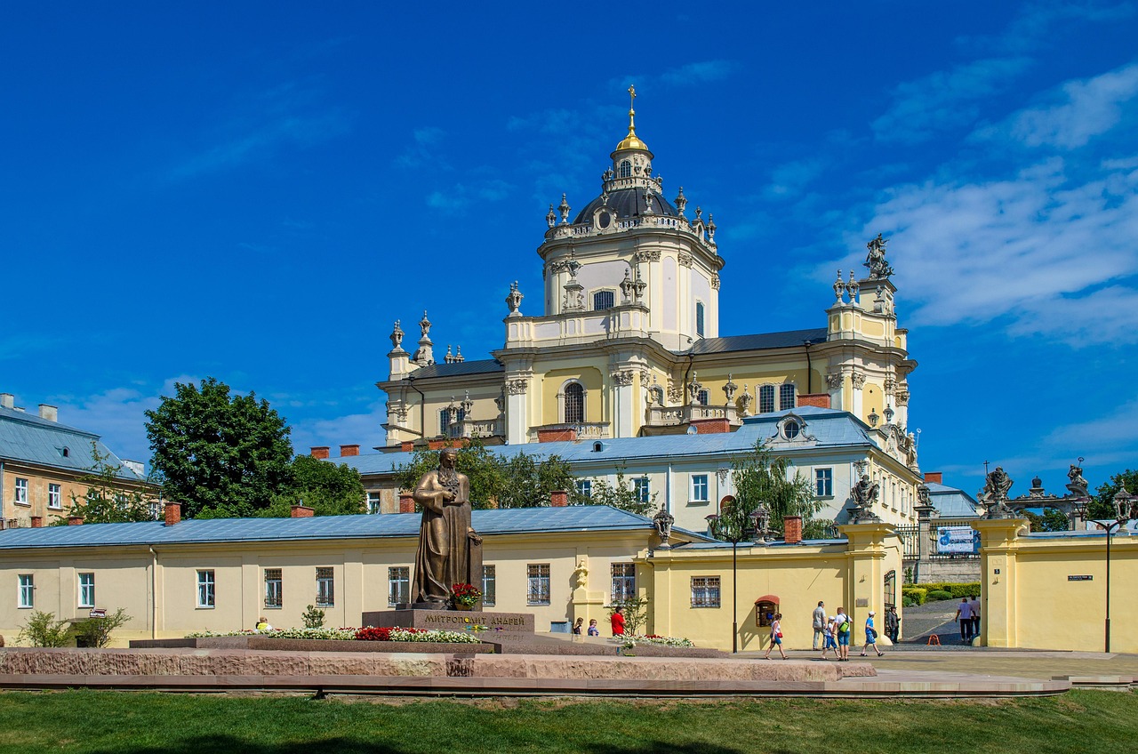 львов, украина, природа, церковь, собор, достопримечательности, город, туризм, город львов, красиво, храм, архитектура, здания, скульптура, деревья, святость