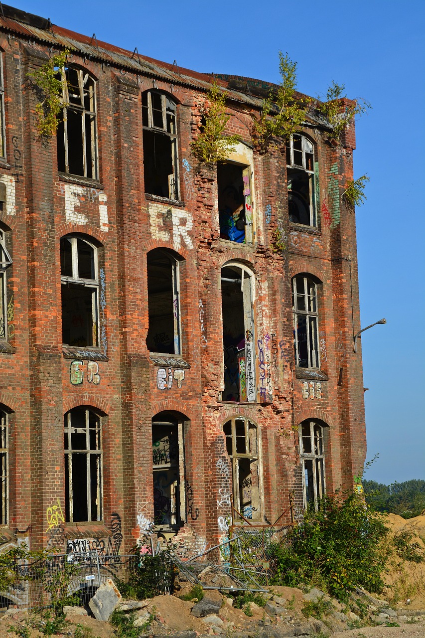 lost places, fabrik, industrieanlage, urbex, verlassen, alt, industriegebäude, alte fabrik, verfall, kaputt, architektur, fassade