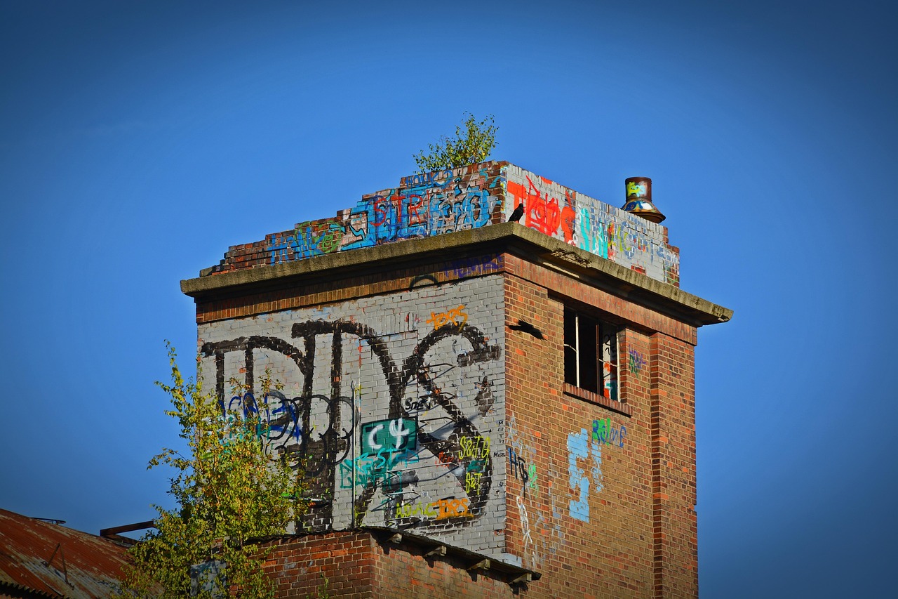 lost places, fabrik, industrieanlage, urbex, verlassen, alt, industriegebäude, alte fabrik, verfall, kaputt, architektur, fassade