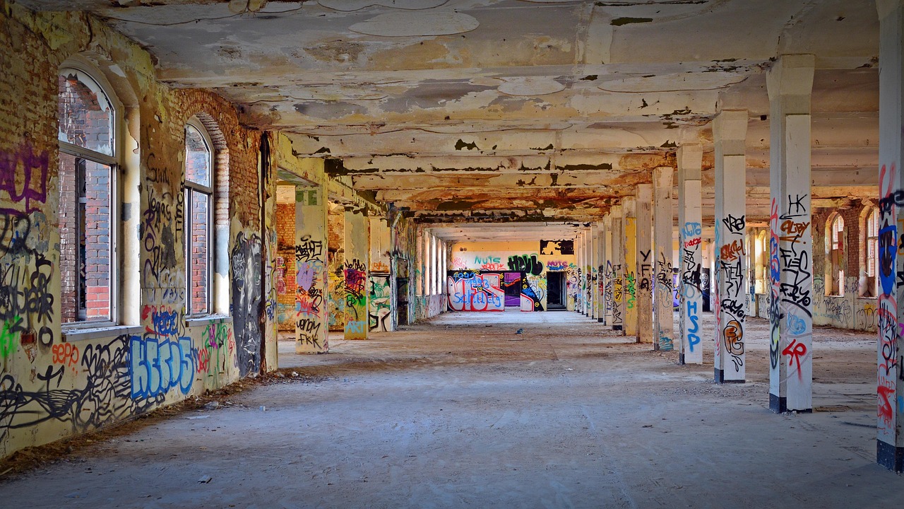 lost places, fabrik, urbex, graffiti, alt, verlassen, industrieanlage, industrie, verfall, alte fabrik, industriegebäude, ruine, verfallen, gebäude, kaputt, fabrikhalle