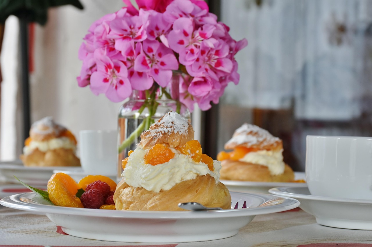 windbeutel, gebäck, backen, backwaren, lecker, brandteig, süß, schlemmen, mandarinen, essen, dessert, kuchen, lebensmittel, nachspeise, süßspeise, zucker, eier, butter, kleingebäck, nascherei, kaffeezeit, süßigkeit, kaffeetisch, kaffeetisch, kaffeetisch, kaffeetisch, kaffeetisch, kaffeetisch